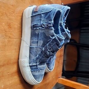 Slip on camo tennis shoes